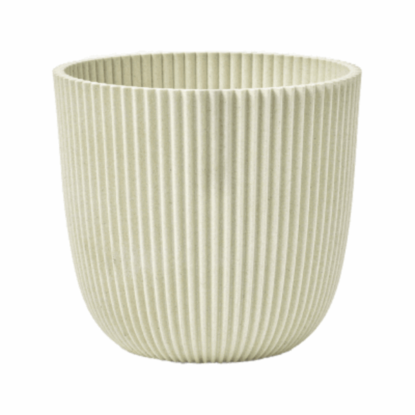 Capi Nature Groove plantenpot in zaagsel beige met geribbeld oppervlak en ronde vorm, gemaakt van gerecycled kunststof met houtvezels