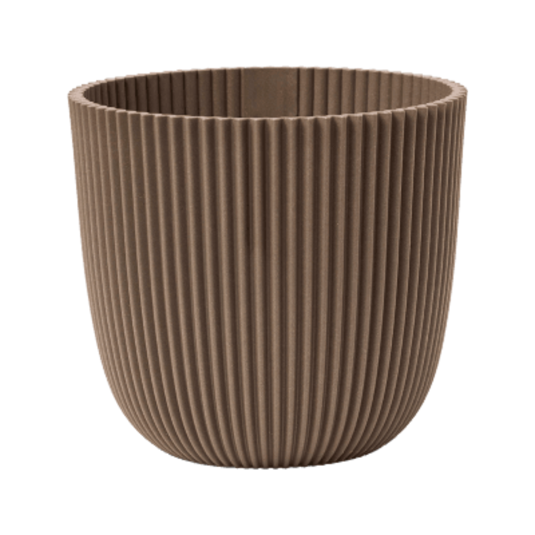 Capi Nature Groove plantenpot in warm taupe met geribbeld oppervlak en ronde vorm, geschikt voor binnen en buiten