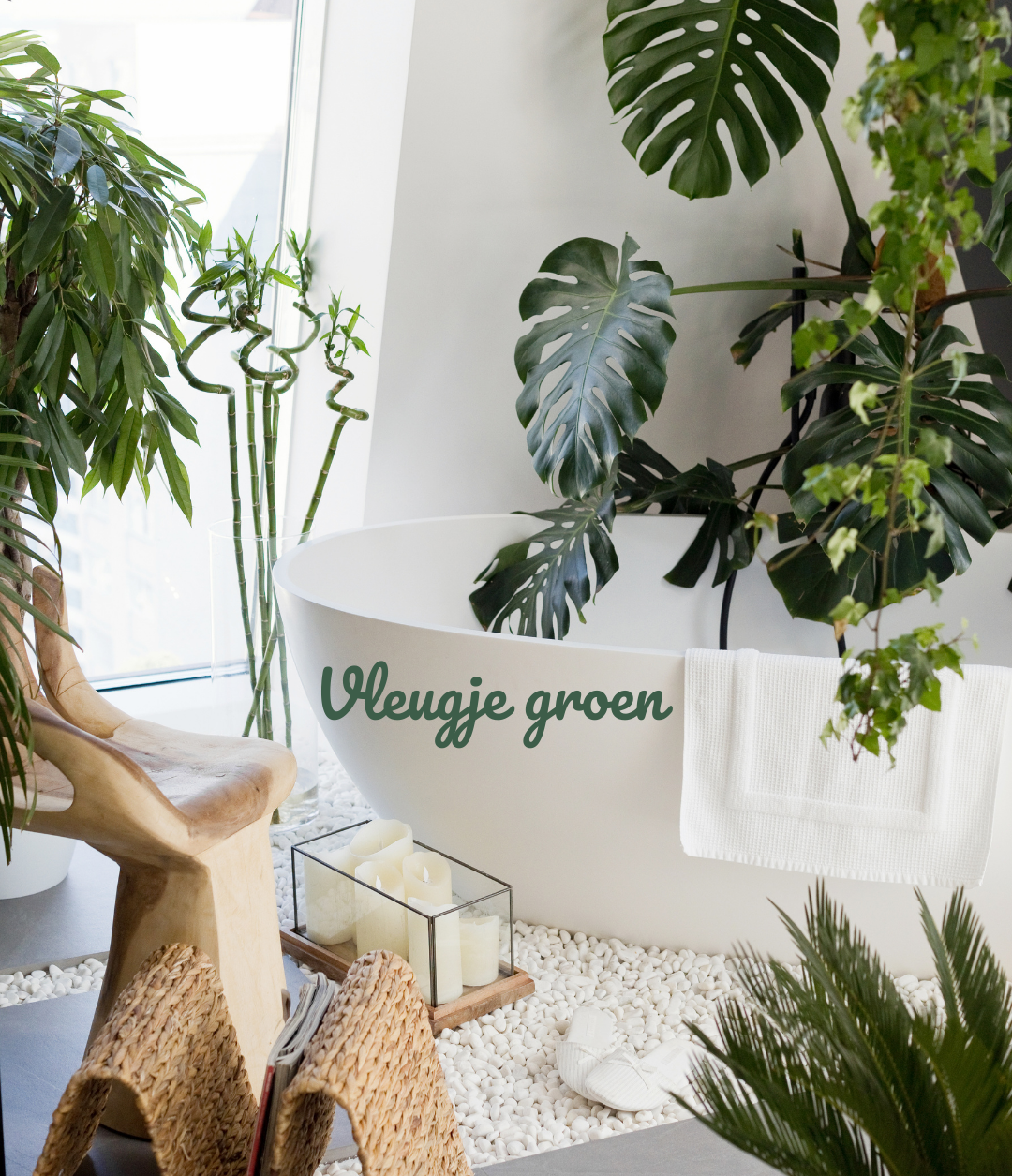 Moderne badkamer met witte vrijstaande badkuip, omringd door groene planten zoals Monstera en Dracaena, met witte kiezelstenen, kaarsen en een houten stoel voor een serene, natuurlijke sfeer